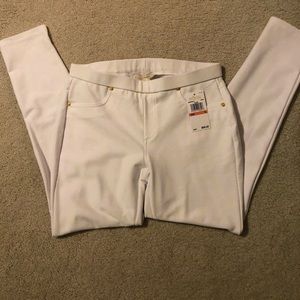 Just in time for spring 🌼 Stretch pants!